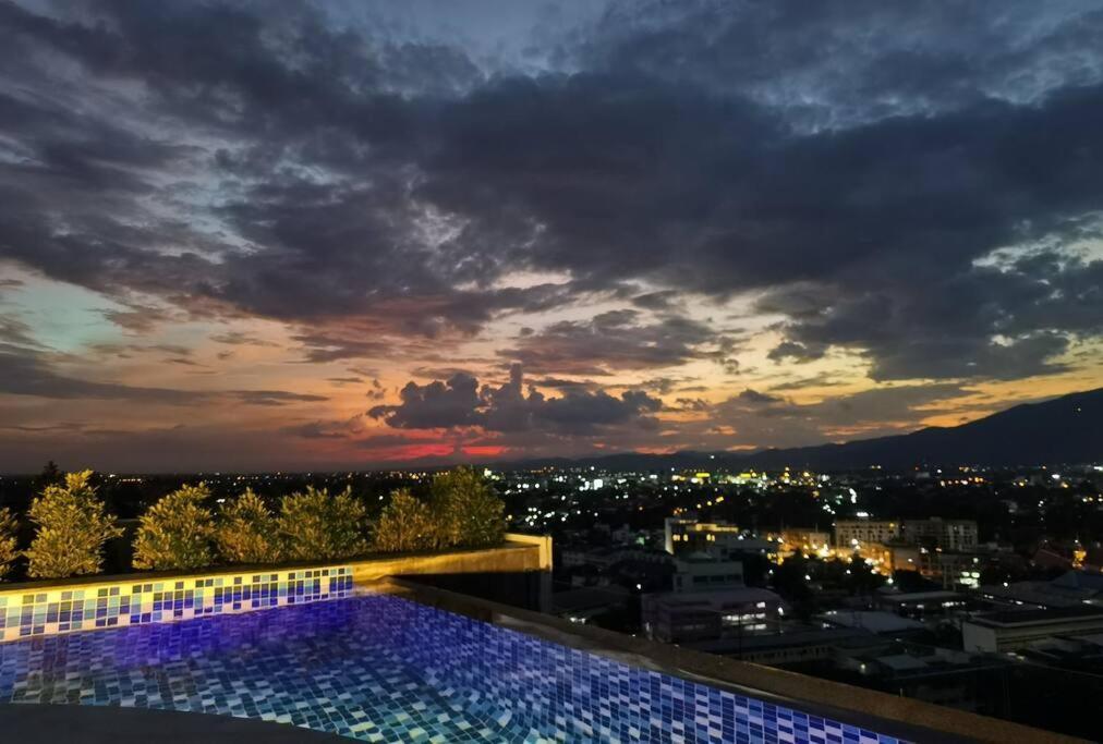Modern Style Room With Sky Pool 古城边天际泳池公寓 Chiang Mai Exterior photo