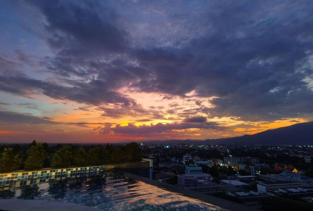 Modern Style Room With Sky Pool 古城边天际泳池公寓 Chiang Mai Exterior photo