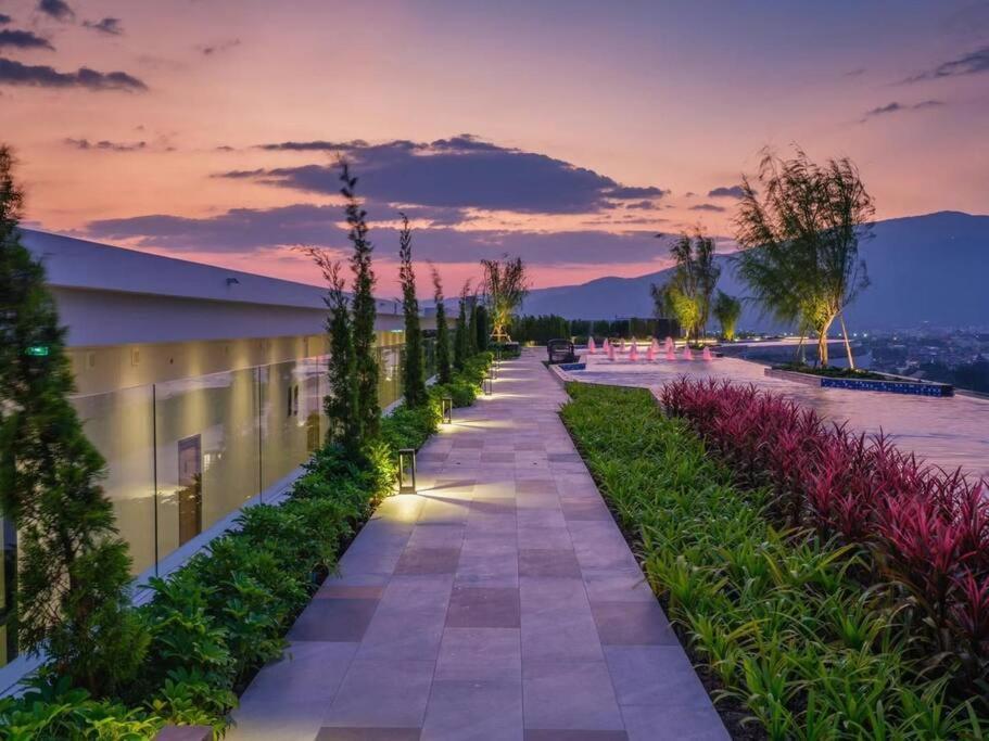 Modern Style Room With Sky Pool 古城边天际泳池公寓 Chiang Mai Exterior photo